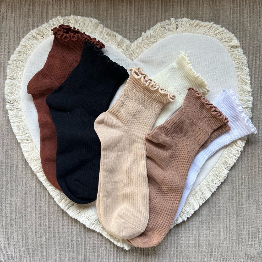 Women’s cotton ruffle ankle crew socks.  Size 5-9 Set of 6 NEW